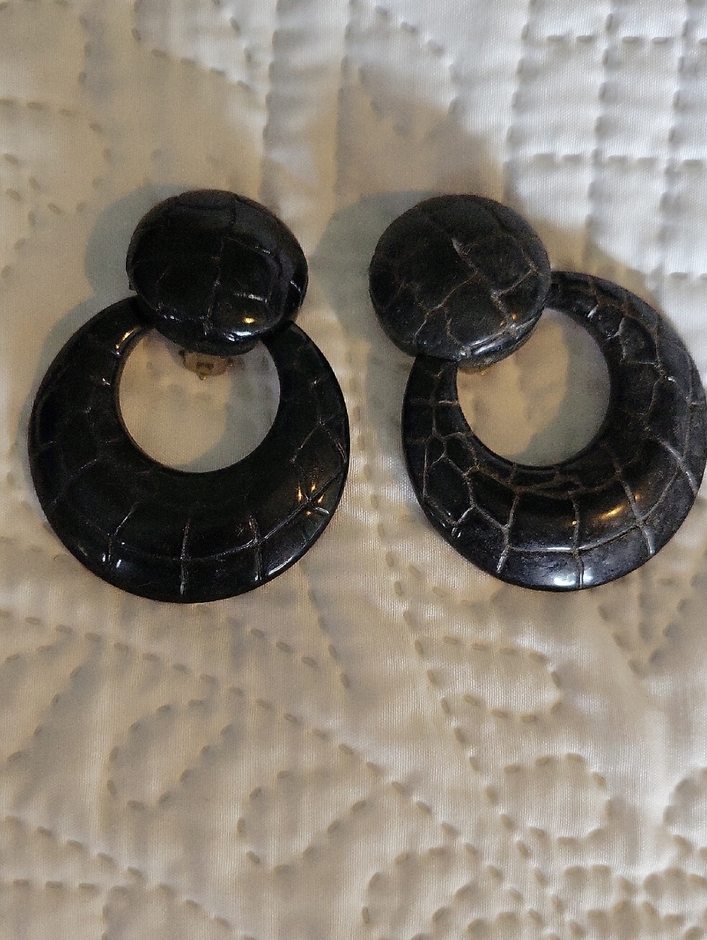 80 VINTAGE auth Black Croc-Texture Circular Drop Earrings